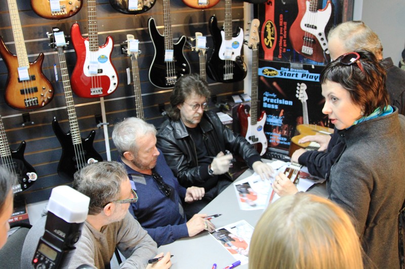 Музыкальный магазин самара. Групповая психотерапия. Групповая психотерапия. Музторг самара. Session groups.